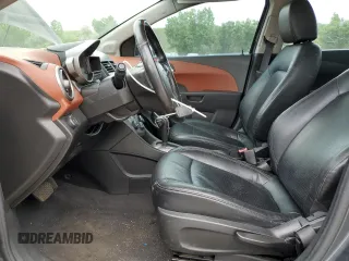 2013 Chevrolet Sonic LTZ z VIN 1G1JE5SH0D4102525, wystawiony jako Copart lot #60976595 z przebiegiem 138 420 mil mil oraz Szkoda całkowita • Salvage title. Historia ofert i sprzedaży dostępna na DreamBid. Obrazek 7.