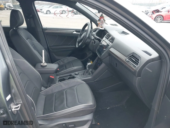 2022 Volkswagen Tiguan SEL R-Line with VIN 3VV4B7AX1NM159048, listed as a IAAI auction lot 41352532 with 33,394 mi miles. Bid and sale history available at carsss.com. Image 5.
