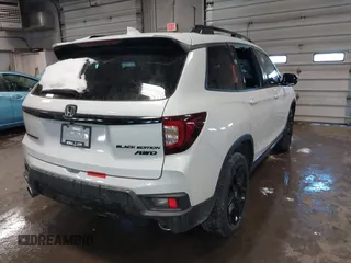 2025 Honda Passport Black Edition z VIN 5FNYF8H84SB003594, wystawiony jako IAAI lot #41582469 z przebiegiem Nie podano mil oraz . Historia ofert i sprzedaży dostępna na DreamBid. Obrazek 4.