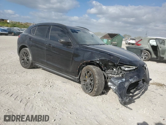 2019 Alfa Romeo Stelvio z VIN ZASPAJAN7K7C61221, wystawiony jako Copart lot #54795485 z przebiegiem 46 377 mil mil oraz Nie do naprawy. Historia ofert i sprzedaży dostępna na DreamBid. Obrazek 4.