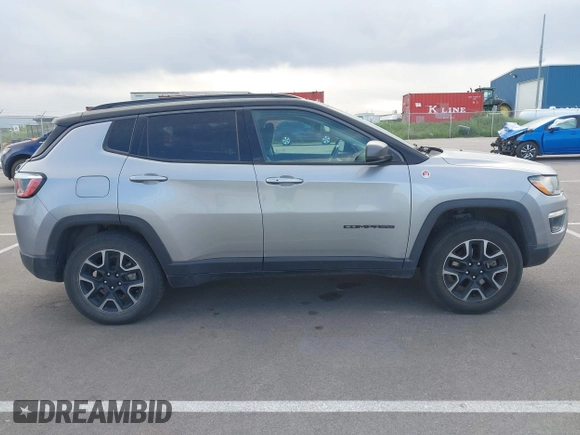 2019 Jeep Compass Trailhawk z VIN 3C4NJDDB6KT722424, wystawiony jako IAAI lot #42270528 z przebiegiem 98 007 mil mil oraz . Historia ofert i sprzedaży dostępna na DreamBid. Obrazek 13.