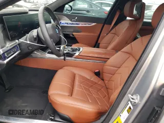 2023 BMW i7 xDrive60 z VIN WBY53EJ06PCN87689, wystawiony jako Copart lot #40098604 z przebiegiem 1737 mil mil oraz . Historia ofert i sprzedaży dostępna na DreamBid. Obrazek 7.