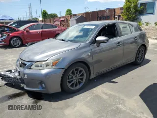 2013 Lexus CT 200h z VIN JTHKD5BH6D2158445, wystawiony jako Copart lot #56818005 z przebiegiem Nie podano mil oraz Szkody całkowita. Historia ofert i sprzedaży dostępna na DreamBid. Obrazek 1.