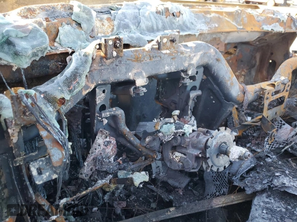 2015 GMC Sierra 3500HD Denali z VIN 1GT424E82FF671807, wystawiony jako Copart lot #38104654 z przebiegiem Nie podano mil oraz Nie do naprawy • Non repairable. Historia ofert i sprzedaży dostępna na DreamBid. Obrazek 9.