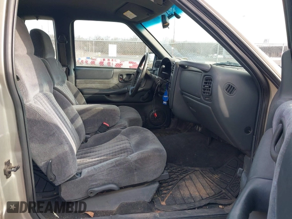2001 Chevrolet S-10 LS with VIN 1GCCS19571K141956, listed as a IAAI auction lot 41520093 with 110,098 mi miles and . Bid and sale history available at DreamBid. Image 5.