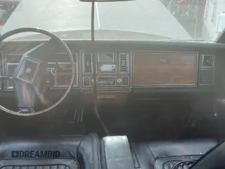 1982 Cadillac Seville z VIN 1G6AS6989CE694210, wystawiony jako Copart lot #74978254 z przebiegiem 21 412 mil mil oraz Tytuł czysty. Historia ofert i sprzedaży dostępna na DreamBid. Obrazek 9.