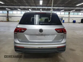 2024 Volkswagen Tiguan SE z VIN 3VV2B7AX0RM107682, wystawiony jako Copart lot #63655555 z przebiegiem 46 998 mil mil oraz Czysty tytuł • Clean title. Historia ofert i sprzedaży dostępna na DreamBid. Obrazek 6.