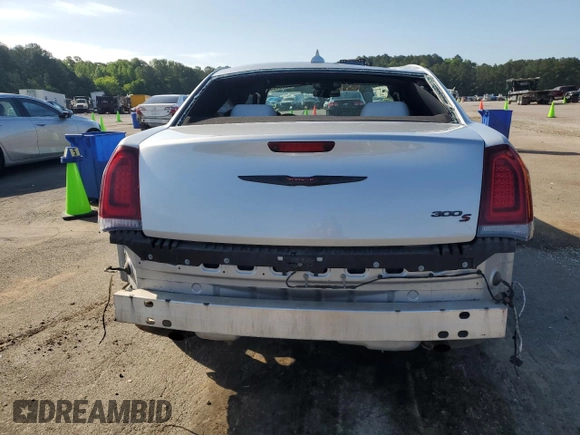 2021 Chrysler 300 S z VIN 2C3CCABG4MH525539, wystawiony jako Copart lot #52004944 z przebiegiem 84 418 mil mil oraz Szkoda całkowita • Salvage title. Historia ofert i sprzedaży dostępna na DreamBid. Obrazek 6.