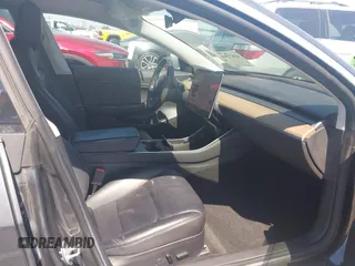 2018 Tesla Model 3 Long Range Battery z VIN 5YJ3E1EA9JF042319, wystawiony jako IAAI lot #41871931 z przebiegiem 138 837 mil mil oraz . Historia ofert i sprzedaży dostępna na DreamBid. Obrazek 5.