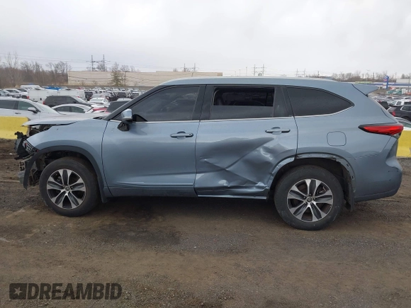 2022 Toyota Highlander XLE with VIN 5TDHZRBH6NS193727, listed as a IAAI auction lot 41841889 with 60,830 mi miles and . Bid and sale history available at DreamBid. Image 14.