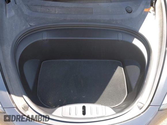2018 Tesla Model 3 Long Range Battery z VIN 5YJ3E1EB8JF105886, wystawiony jako IAAI lot #42268190 z przebiegiem 80 917 mil mil oraz . Historia ofert i sprzedaży dostępna na DreamBid. Obrazek 10.