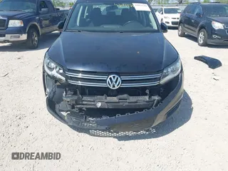 2017 Volkswagen Tiguan S z VIN WVGBV7AX8HK049943, wystawiony jako IAAI lot #42055240 z przebiegiem 113 330 mil mil oraz . Historia ofert i sprzedaży dostępna na DreamBid. Obrazek 6.
