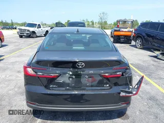 2025 Toyota Camry LE z VIN 4T1DAACK5SU071607, wystawiony jako IAAI lot #42377715 z przebiegiem Nie podano mil oraz . Historia ofert i sprzedaży dostępna na DreamBid. Obrazek 16.