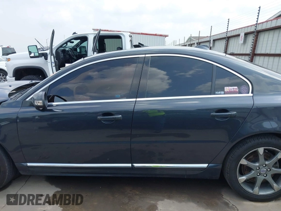 2011 Volvo S80 3.2L with VIN YV1952AS1B1138075, listed as a IAAI auction lot 41918597 with 192,441 mi miles. Bid and sale history available at carsss.com. Image 14.