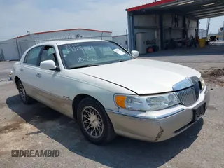 2002 Lincoln Town Car Signature z VIN 1LNHM82W72Y612350, wystawiony jako IAAI lot #42038177 z przebiegiem Nie podano mil oraz . Historia ofert i sprzedaży dostępna na DreamBid. Obrazek 1.
