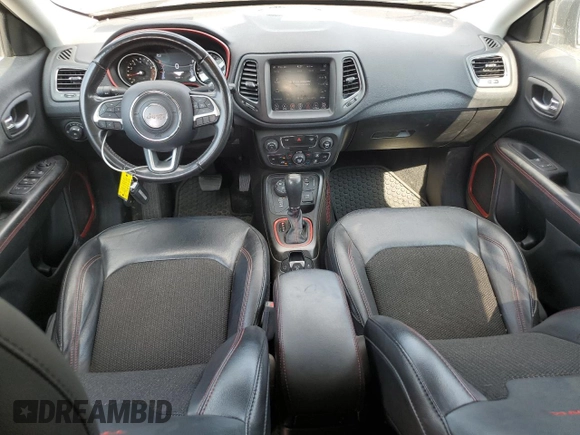 2020 Jeep Compass Trailhawk z VIN 3C4NJDDB4LT106769, wystawiony jako Copart lot #63082475 z przebiegiem 82 390 mil mil oraz Szkoda całkowita • Salvage title. Historia ofert i sprzedaży dostępna na DreamBid. Obrazek 8.