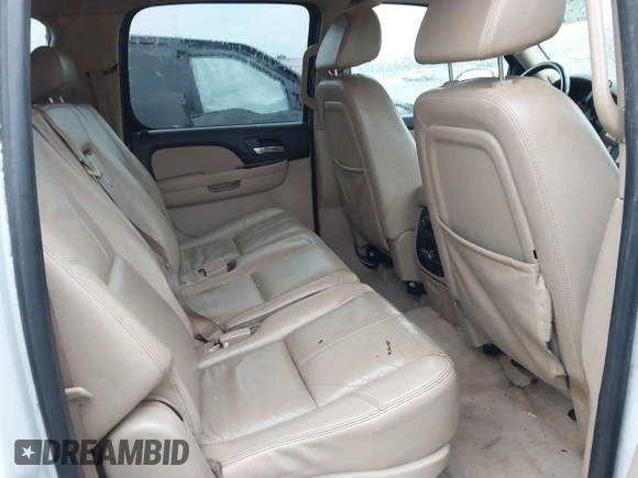 2008 Chevrolet Suburban LTZ z VIN 3GNFK16338G185462, wystawiony jako IAAI lot #42298299 z przebiegiem 301 758 mil mil oraz . Historia ofert i sprzedaży dostępna na DreamBid. Obrazek 8.