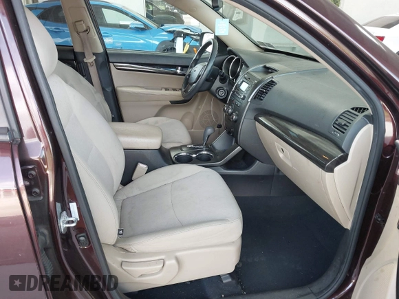 2012 Kia Sorento LX z VIN 5XYKT4A6XCG218424, wystawiony jako IAAI lot #42351646 z przebiegiem 185 016 mil mil oraz . Historia ofert i sprzedaży dostępna na DreamBid. Obrazek 5.