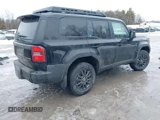 2024 Toyota Land Cruiser z VIN JTEABFAJ6RK007928, wystawiony jako IAAI lot #41575919 z przebiegiem 9282 mil mil oraz . Historia ofert i sprzedaży dostępna na DreamBid. Obrazek 4.