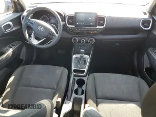 2021 Hyundai Venue SE z VIN KMHRB8A36MU068242, wystawiony jako Copart lot #56143775 z przebiegiem 104 035 mil mil oraz Czysty tytuł • Clean title. Historia ofert i sprzedaży dostępna na DreamBid. Obrazek 8.