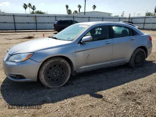 2014 Chrysler 200 LX z VIN 1C3CCBAB5EN210995, wystawiony jako Copart lot #55681925 z przebiegiem 232 050 mil mil oraz Szkoda całkowita • Salvage title. Historia ofert i sprzedaży dostępna na DreamBid. Obrazek 1.