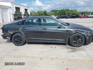 2025 Kia K5 LXS z VIN KNAG24J78S5275906, wystawiony jako IAAI lot #42006110 z przebiegiem 14 391 mil mil oraz . Historia ofert i sprzedaży dostępna na DreamBid. Obrazek 13.