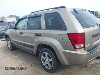 2005 Jeep Grand Cherokee Laredo z VIN 1J4GR48K75C719070, wystawiony jako IAAI lot #42673745 z przebiegiem 181 152 mil mil oraz . Historia ofert i sprzedaży dostępna na DreamBid. Obrazek 14.