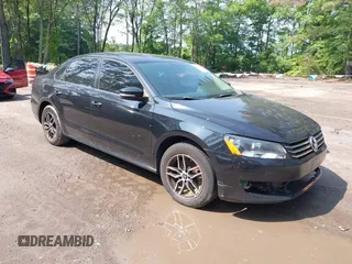2014 Volkswagen Passat Wolfsburg Edition z VIN 1VWAT7A35EC056127, wystawiony jako IAAI lot #42497467 z przebiegiem 111 443 mil mil oraz . Historia ofert i sprzedaży dostępna na DreamBid. Obrazek 1.