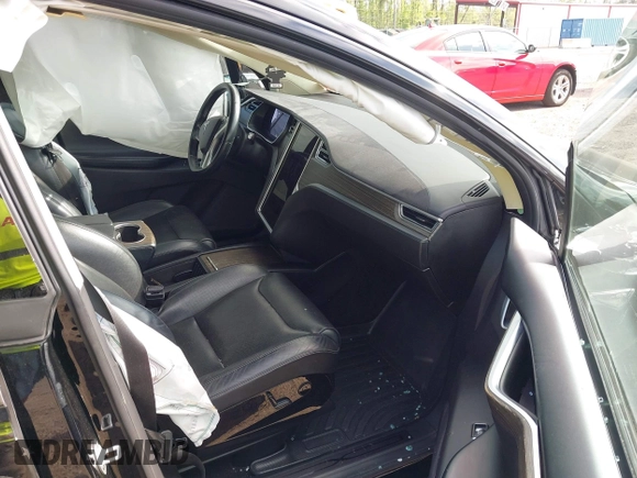 2016 Tesla Model X 70D z VIN 5YJXCAE29GF003478, wystawiony jako IAAI lot #41965737 z przebiegiem 105 930 mil mil oraz . Historia ofert i sprzedaży dostępna na DreamBid. Obrazek 5.