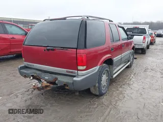 1998 GMC Jimmy SLT z VIN 1GKDT13W6W2546446, wystawiony jako IAAI lot #41172141 z przebiegiem 174 701 mil mil oraz . Historia ofert i sprzedaży dostępna na DreamBid. Obrazek 4.
