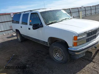 1993 Chevrolet Suburban z VIN 1GNFK16K2PJ374866, wystawiony jako IAAI lot #42495641 z przebiegiem 219 366 mil mil oraz . Historia ofert i sprzedaży dostępna na DreamBid. Obrazek 1.