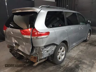 2014 Toyota Sienna LE AAS z VIN 5TDKK3DC5ES506503, wystawiony jako IAAI lot #42076671 z przebiegiem 320 016 mil mil oraz . Historia ofert i sprzedaży dostępna na DreamBid. Obrazek 4.