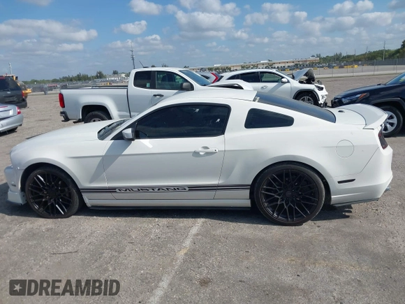 2013 Ford Mustang V6 z VIN 1ZVBP8AM2D5250074, wystawiony jako IAAI lot #42081635 z przebiegiem 135 958 mil mil oraz . Historia ofert i sprzedaży dostępna na DreamBid. Obrazek 14.