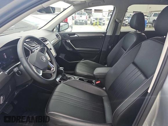 2024 Volkswagen Tiguan SE с VIN 3VV3B7AX6RM085904, выставлен на аукционе IAAI как лот 42852870 с пробегом 27 302 миль миль и . История ставок и продаж доступна на DreamBid. Изображение 9.