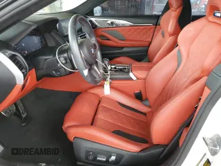 2022 BMW M8 Competition z VIN WBSGV0C01NCJ53223, wystawiony jako Copart lot #76250753 z przebiegiem 25 966 mil mil oraz . Historia ofert i sprzedaży dostępna na DreamBid. Obrazek 7.