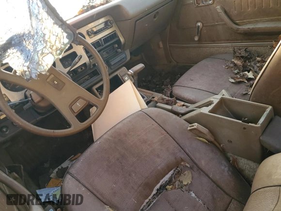 1981 Toyota Celica z VIN JT2RA44C1B0014985, wystawiony jako Copart lot #78658324 z przebiegiem Nie podano mil oraz Czysty tytuł • Clean title. Historia ofert i sprzedaży dostępna na DreamBid. Obrazek 7.