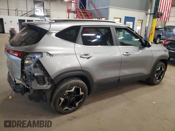 2024 Kia Seltos EX z VIN KNDER2AA0R7581163, wystawiony jako Copart lot #53490765 z przebiegiem 13 671 mil mil oraz Nie do naprawy • Non repairable. Historia ofert i sprzedaży dostępna na DreamBid. Obrazek 3.