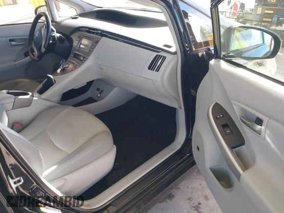 2014 Toyota Prius Four with VIN JTDKN3DU7E0359720, listed as a IAAI auction lot 41880691 with 274,987 mi miles. Bid and sale history available at carsss.com. Image 5.