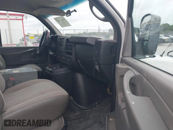 2010 Chevrolet Express Cargo z VIN 1GCZGFBA2A1112225, wystawiony jako IAAI lot #42664892 z przebiegiem 236 573 mil mil oraz . Historia ofert i sprzedaży dostępna na DreamBid. Obrazek 5.