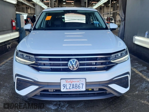 2024 Volkswagen Tiguan SE z VIN 3VV3B7AX3RM105123, wystawiony jako IAAI lot #42796460 z przebiegiem 36 543 mil mil oraz . Historia ofert i sprzedaży dostępna na DreamBid. Obrazek 33.