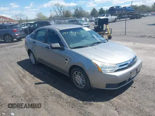 2008 Ford Focus SE z VIN 1FAHP35N78W228001, wystawiony jako IAAI lot #42051523 z przebiegiem 195 820 mil mil oraz . Historia ofert i sprzedaży dostępna na DreamBid. Obrazek 1.