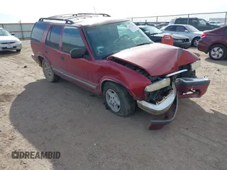 1999 Chevrolet Blazer LS z VIN 1GNDT13W9XK138608, wystawiony jako IAAI lot #41531289 z przebiegiem 204 638 mil mil oraz . Historia ofert i sprzedaży dostępna na DreamBid. Obrazek 1.