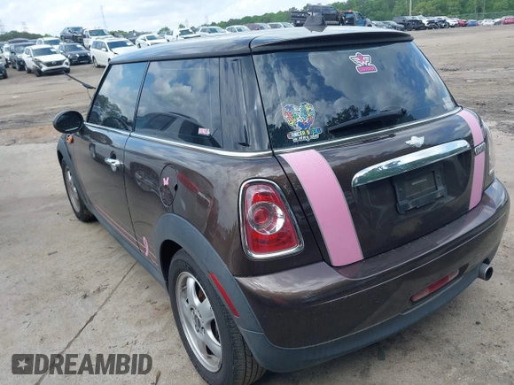 2011 MINI Hardtop z VIN WMWSU3C59BT099700, wystawiony jako IAAI lot #42106044 z przebiegiem 206 145 mil mil oraz . Historia ofert i sprzedaży dostępna na DreamBid. Obrazek 3.