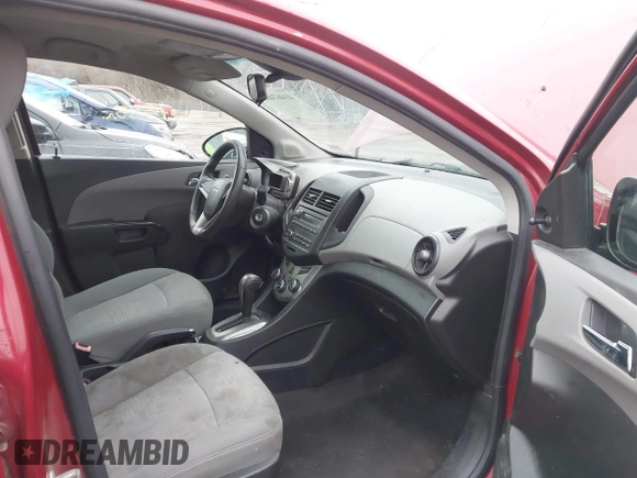 2013 Chevrolet Sonic LS z VIN 1G1JA6SH4D4244183, wystawiony jako IAAI lot #41467466 z przebiegiem 75 315 mil mil oraz . Historia ofert i sprzedaży dostępna na DreamBid. Obrazek 5.