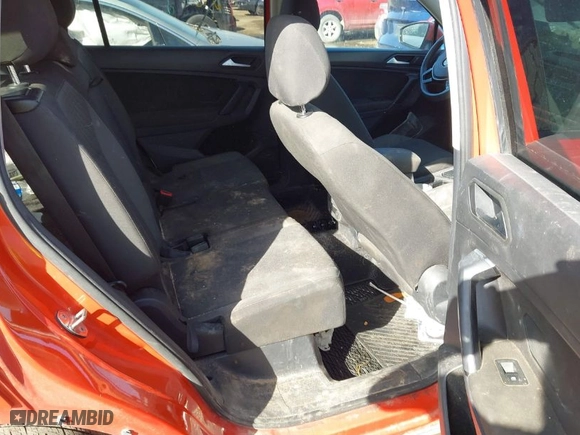 2019 Volkswagen Tiguan S with VIN 3VV1B7AX8KM113120, listed as a IAAI auction lot 41789099 with 124,355 mi miles. Bid and sale history available at carsss.com. Image 8.