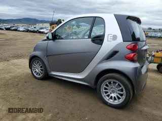 2014 Smart fortwo Passion z VIN WMEEJ9AA8DK673242, wystawiony jako Copart lot #43963505 z przebiegiem Nie podano mil oraz Tytuł czysty. Historia ofert i sprzedaży dostępna na DreamBid. Obrazek 2.