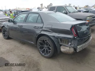 2019 Chrysler 300 S z VIN 2C3CCABGXKH708182, wystawiony jako IAAI lot #41885720 z przebiegiem 88 871 mil mil oraz . Historia ofert i sprzedaży dostępna na DreamBid. Obrazek 3.