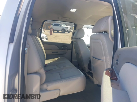 2010 GMC Sierra 1500 SLT z VIN 3GTRKWE30AG232120, wystawiony jako IAAI lot #41681642 z przebiegiem 156 058 mil mil oraz . Historia ofert i sprzedaży dostępna na DreamBid. Obrazek 8.