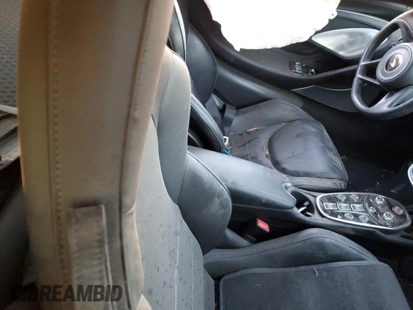 2023 McLaren GT z VIN SBM22GCA0PW002765, wystawiony jako Copart lot #78866364 z przebiegiem Nie podano mil oraz Szkody całkowita. Historia ofert i sprzedaży dostępna na DreamBid. Obrazek 10.