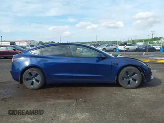2022 Tesla Model 3 Long Range z VIN 5YJ3E1EB2NF193808, wystawiony jako IAAI lot #42281993 z przebiegiem 40 340 mil mil oraz . Historia ofert i sprzedaży dostępna na DreamBid. Obrazek 13.